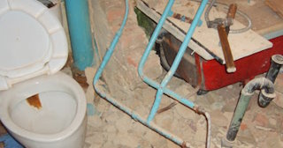 Профессиональный демонтаж перегородки ванной и туалета в Баксане - от 572 рублей